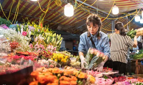 Chợ hoa lớn nhất Hà Nội nhộn nhịp dịp 20/10